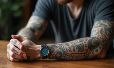 Avant bras tatouages sur un fond en bois naturel
