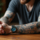 Avant bras tatouages sur un fond en bois naturel