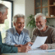 Couple senior discutant de finances avec conseiller