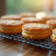 Gâteau dacquoise frais sur grille de refroidissement