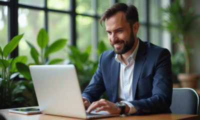 Homme confiant travaillant sur un ordinateur dans un espace coworking lumineux