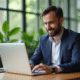 Homme confiant travaillant sur un ordinateur dans un espace coworking lumineux