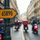 Panneau postal parisien avec scooters en mouvement